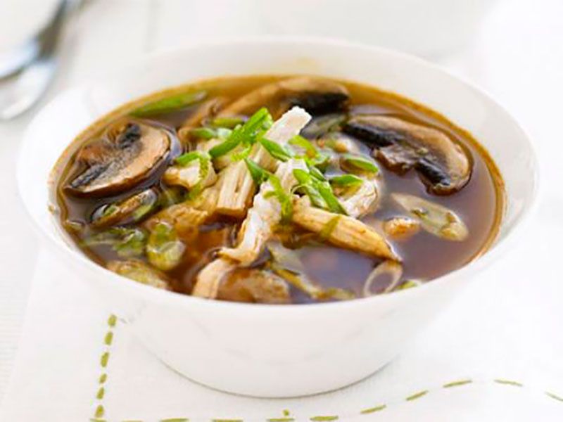 Тайский суп с курицей и грибами