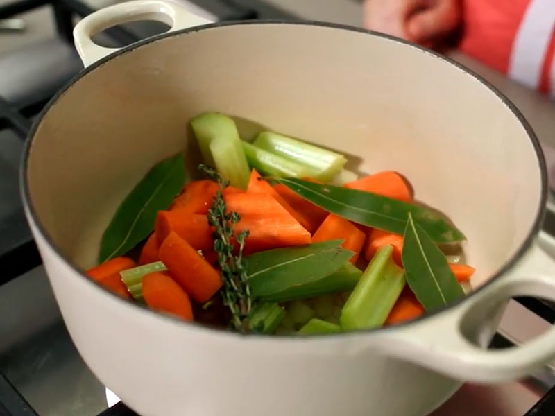 Сельдерей, лук, морковь и специи кладём в кастрюлю