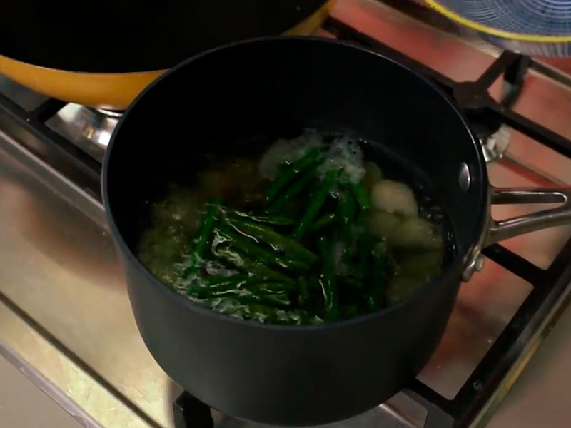 Кладём картофель и фасоль в кипящую воду